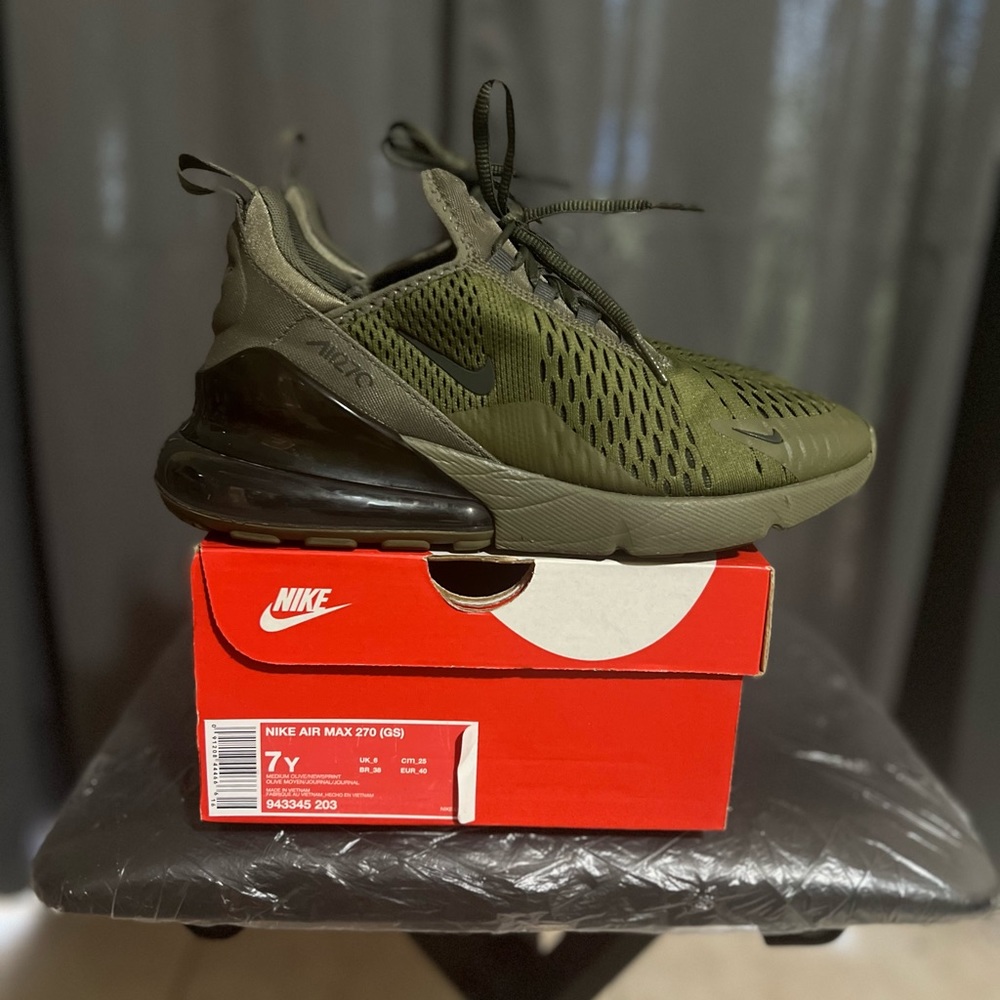Nike Air Max 270
Size 7Y or 8.5 Women’s
In original box
SMOKE FREE HOME‼️